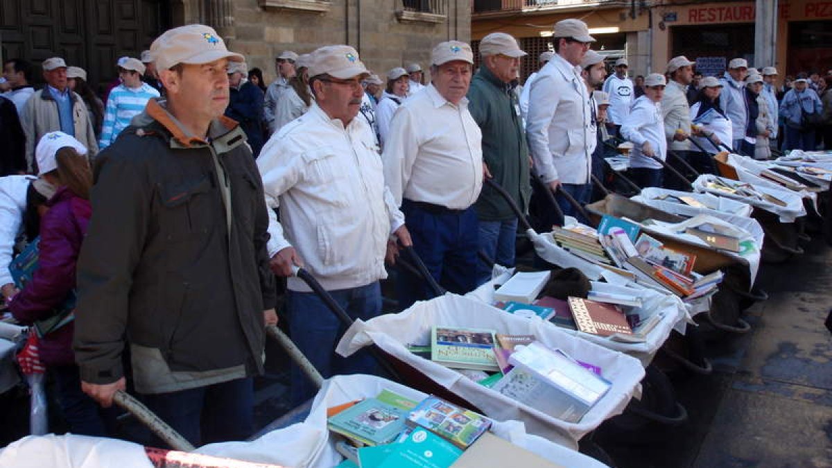 Vecinos de los barrios de San Andrés y Santa Clara dieron rienda suelta a más de 2.800 libros, que llevaron a la plaza Mayor