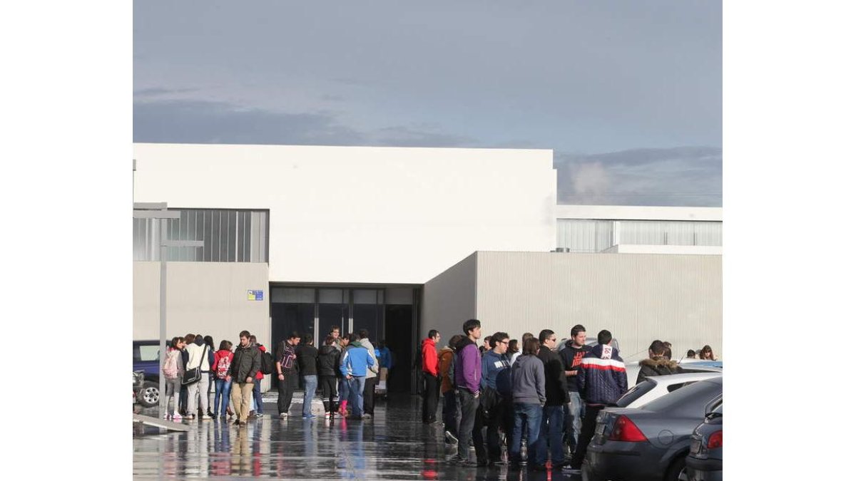 Alumnos de FP, a las puertas del centro de Ponferrada.