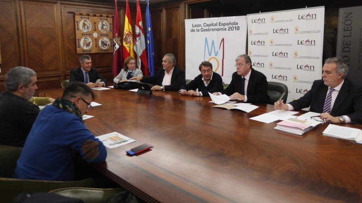 Reunión del Consejo del Diálogo Social de León, ayer en el Ayuntamiento. JESÚS F. SALVADORES