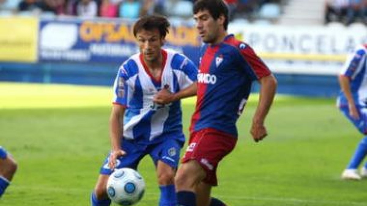 Candela pelea un balón en el partido contra el Eibar.