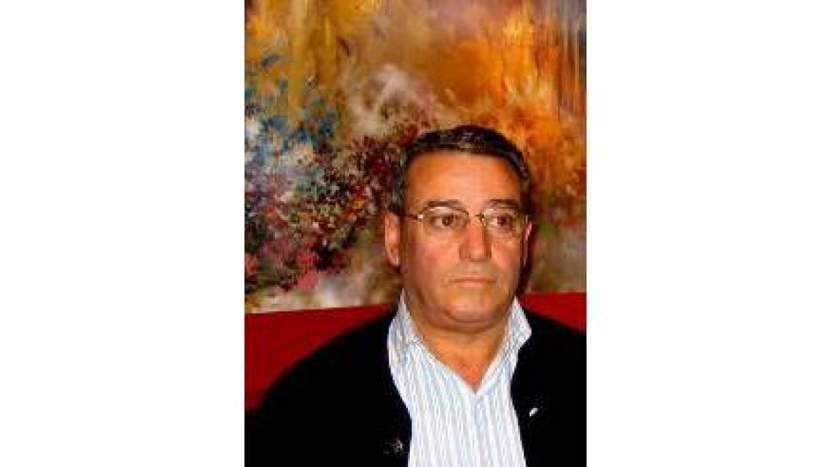 Enrique Sarabia exhibe su arte en forma de mural grande y colorista
