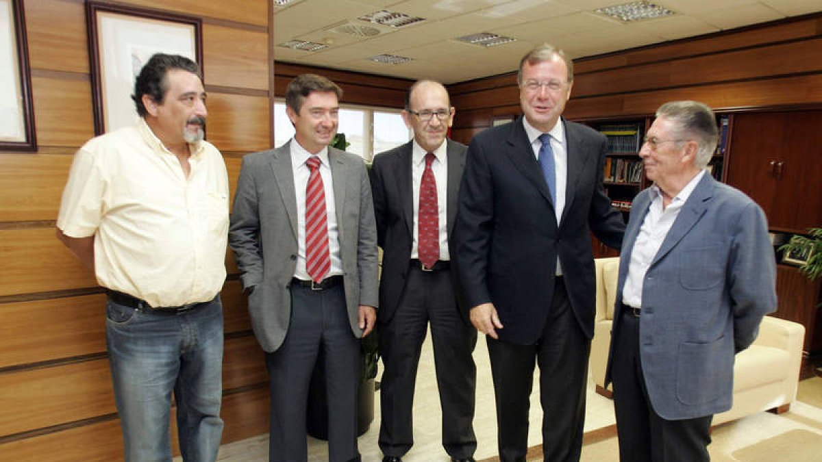Silván con los representantes de la Federación de Pesca.