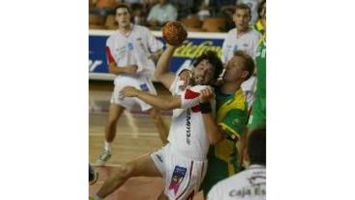 Juanín trata de realizar una acción de ataque en un partido con Gáldar