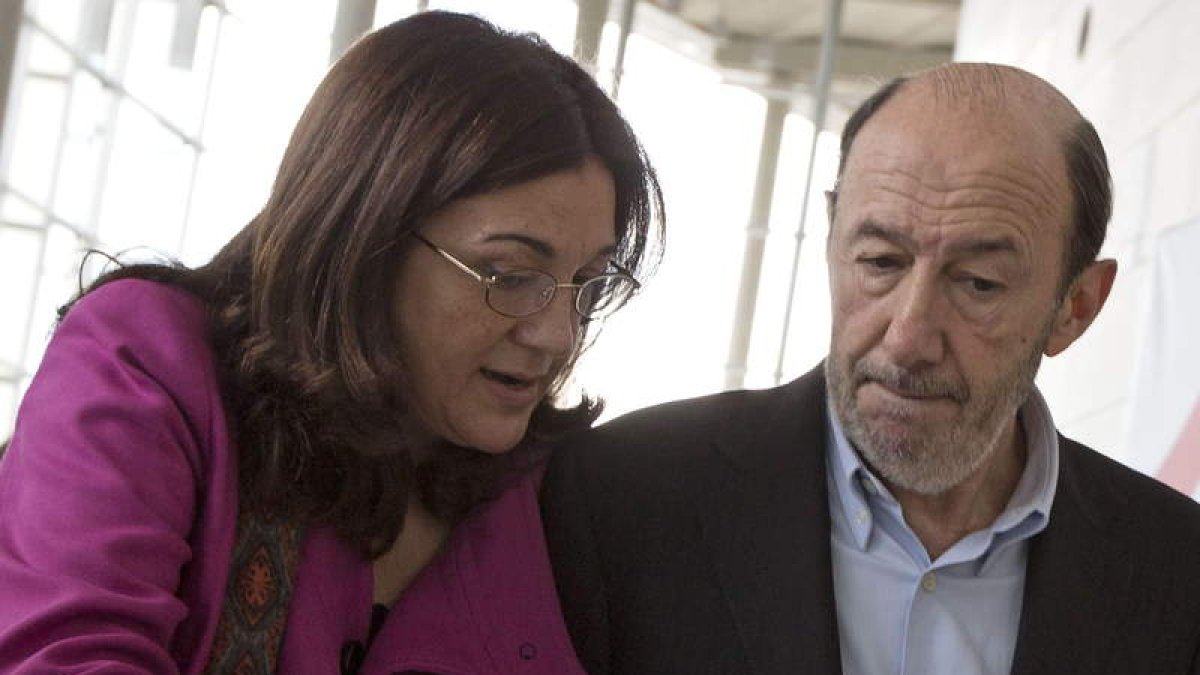 La portavoz en el Congreso, Soraya Rodríguez, conversa en Valencia con Rubalcaba.