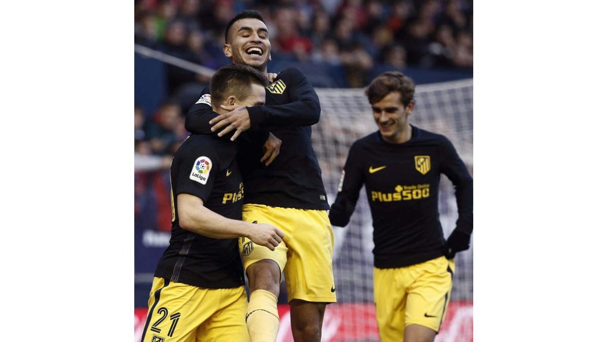 Gameiro celebra su gol ante Osasuna con sus compañeros Ángel Correa y Antoine Griezmann. JESÚS DIGES