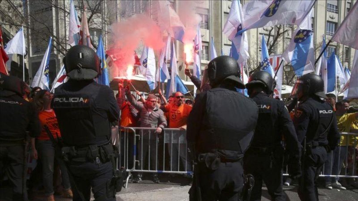 Incidentes durante la concentración de trabajadores de Alcoa frente al Congreso de los Diputados.