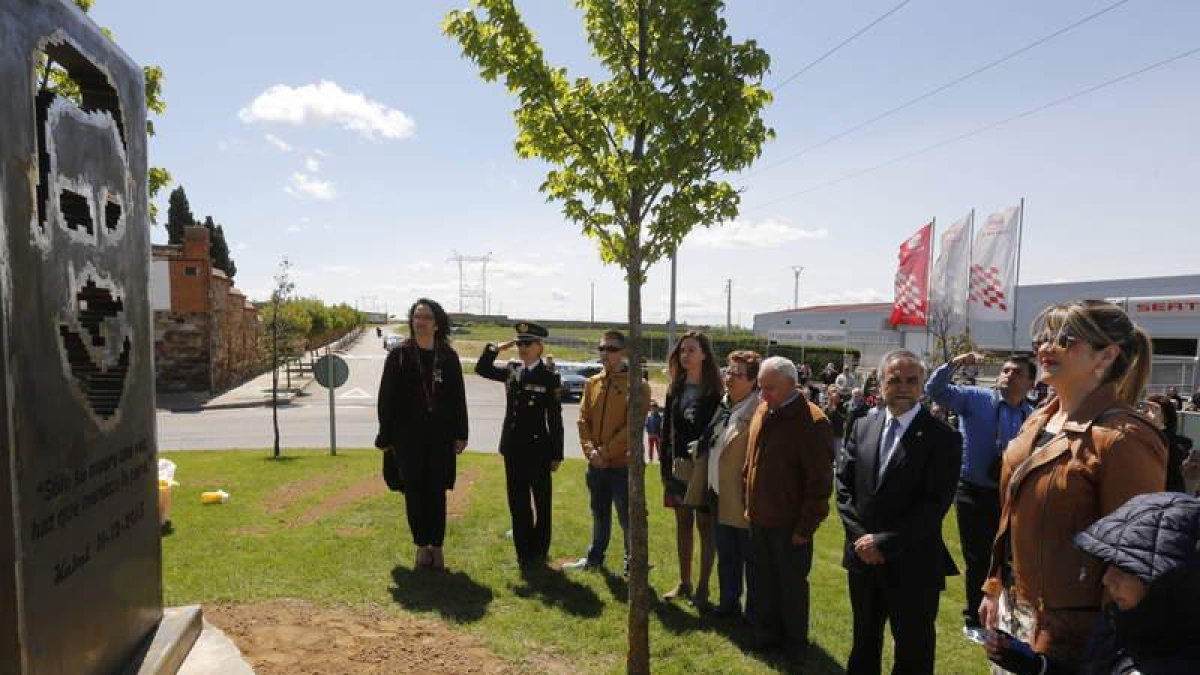 Familiares y autoridades descubren el monumento a Gabi San Martín, en La Bañeza.