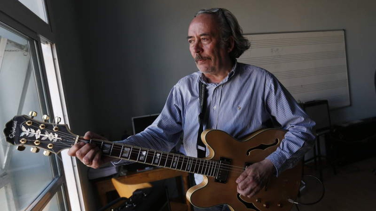 El veterano músico leonés, con su inseparable guitarra en las manos.