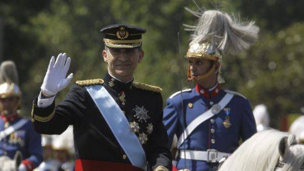 El rey Felipe VI y la reina Letizia, a su paso por la plaza de Cibeles en su trayecto hacia el Palacio Real en un Rolls Royce descapotable.