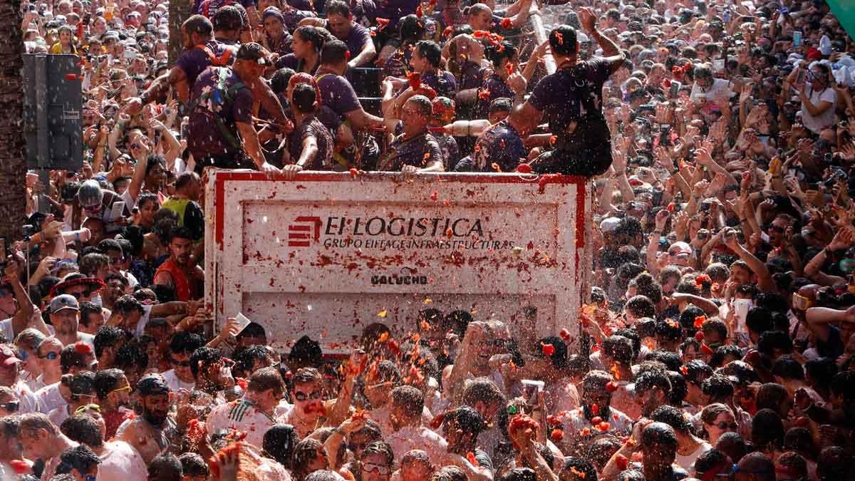Arranca la Tomatina de Buñol, batalla campal con 145.000 kilos de tomate.