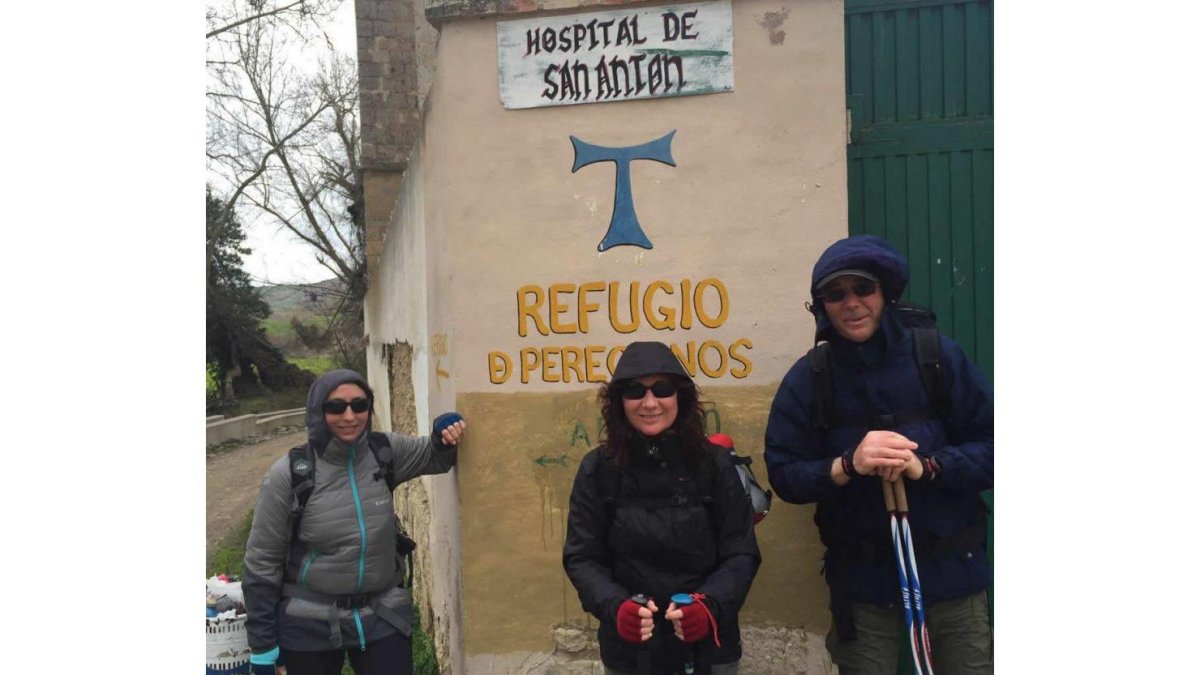Lino, Julia y Sonia, tres de los peregrinos que compartieron Camino con Denise. DL