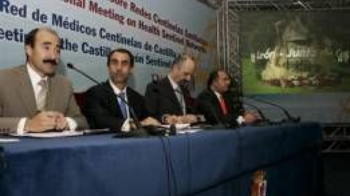 El consejero de Sanidad, César Antón, segundo por la izquierda, en la inauguración de las jornadas