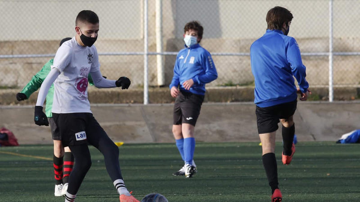 Un grupos de jugadores se ejercita con la mascarilla. FERNANDO OTERO