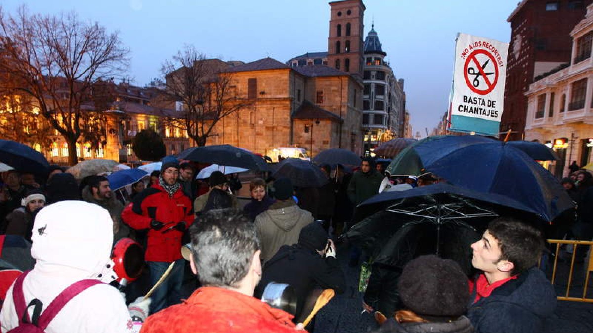 Protesta del 15M en la plaza de Botines, ayer en León.