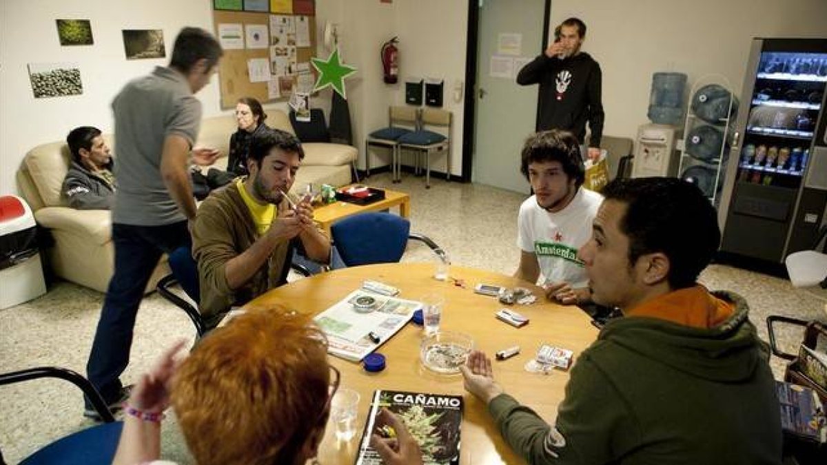 Socios del club 'Fumadors de marihuana maca' fuman cannabis.