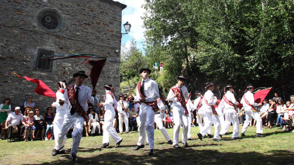 Los danzantes de Peranzanes hicieron una exhibición de sus bailes por la mañana, ante todos los asistentes a la romería.