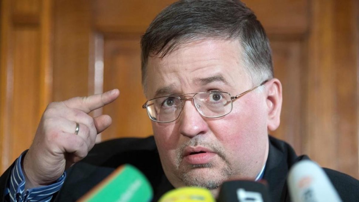 Arthur Wagner explica a la prensa su conversión al islam, en Potsdam, el 31 de enero.