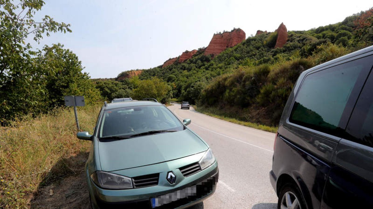 Vehículos estacionados en la cuneta del acceso al pueblo de Las Médulas, ayer. ANA F. BARRREDO