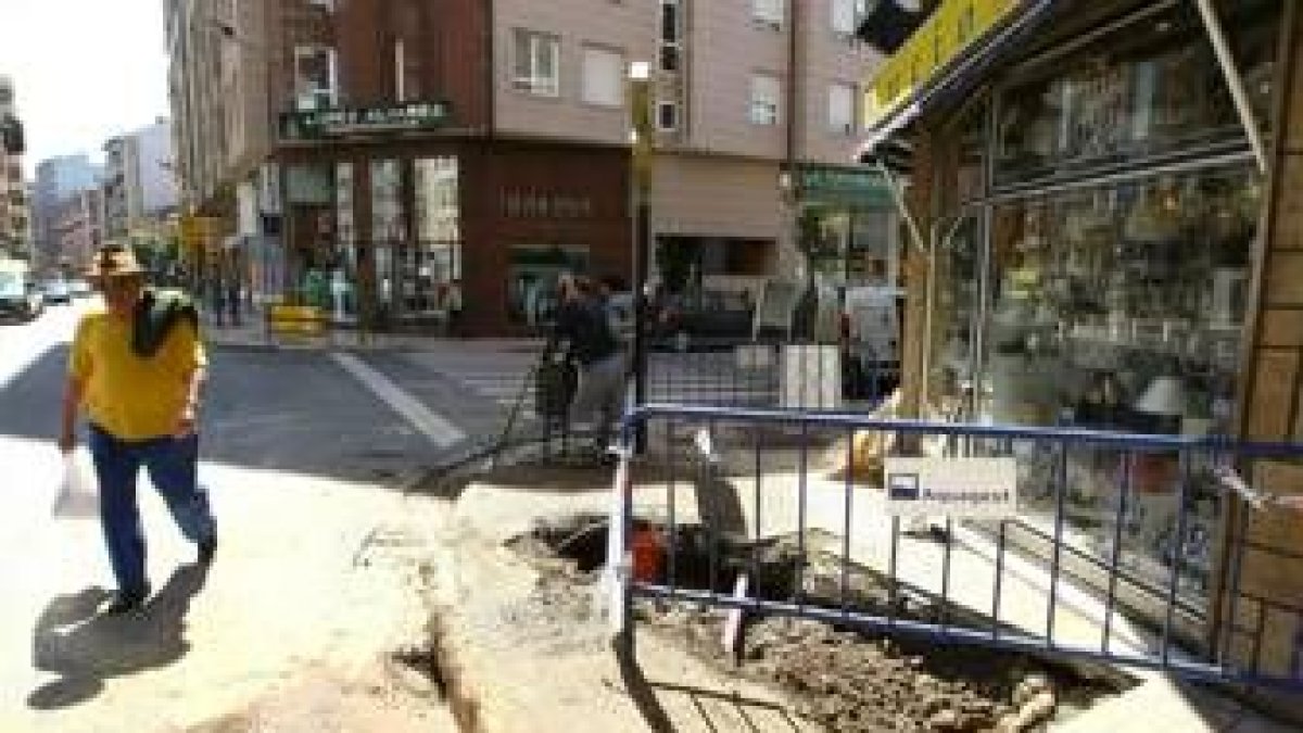 Imagen de las obras para arreglar el reventón en la avenida de Valdés