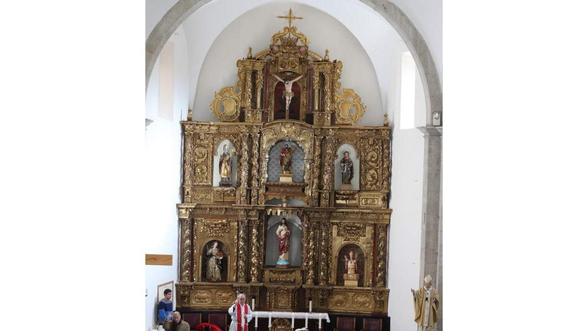 Antolín de Cela bendijo ayer el retablo rehabilitado.