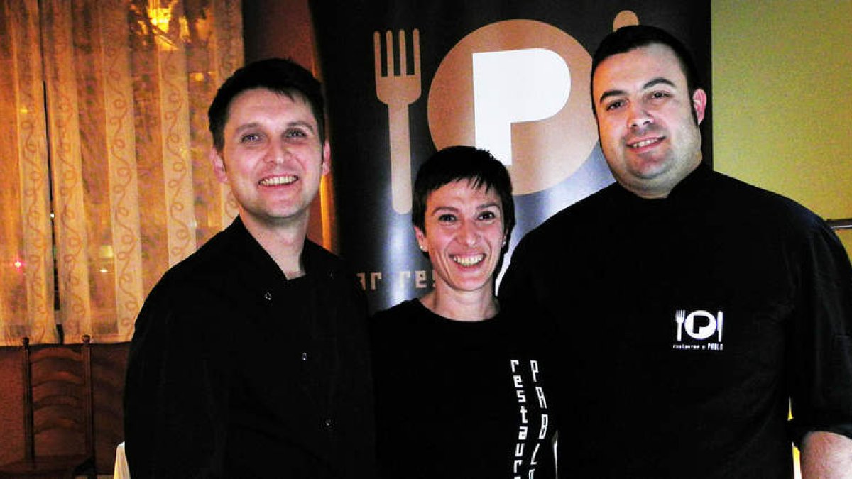 Juanjo, Yolanda y Santi, en el comedor del Restaurante Pablo.