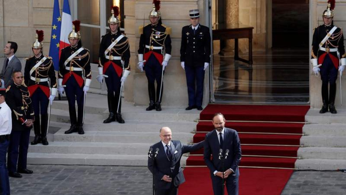 Cazeneuve y su sucesor como primer ministro, Philippe, tras el traspaso de poderes. THOMAS SAMSON