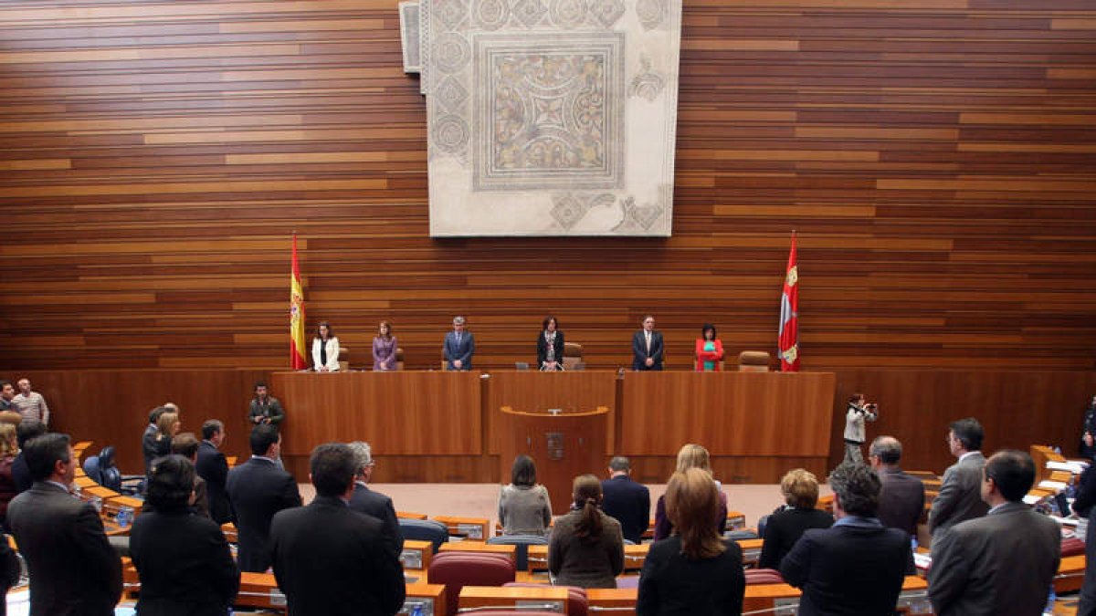 Minuto de silencio que tuvo lugar la semana pasada en el Pleno de las Cortes de Castilla y León.