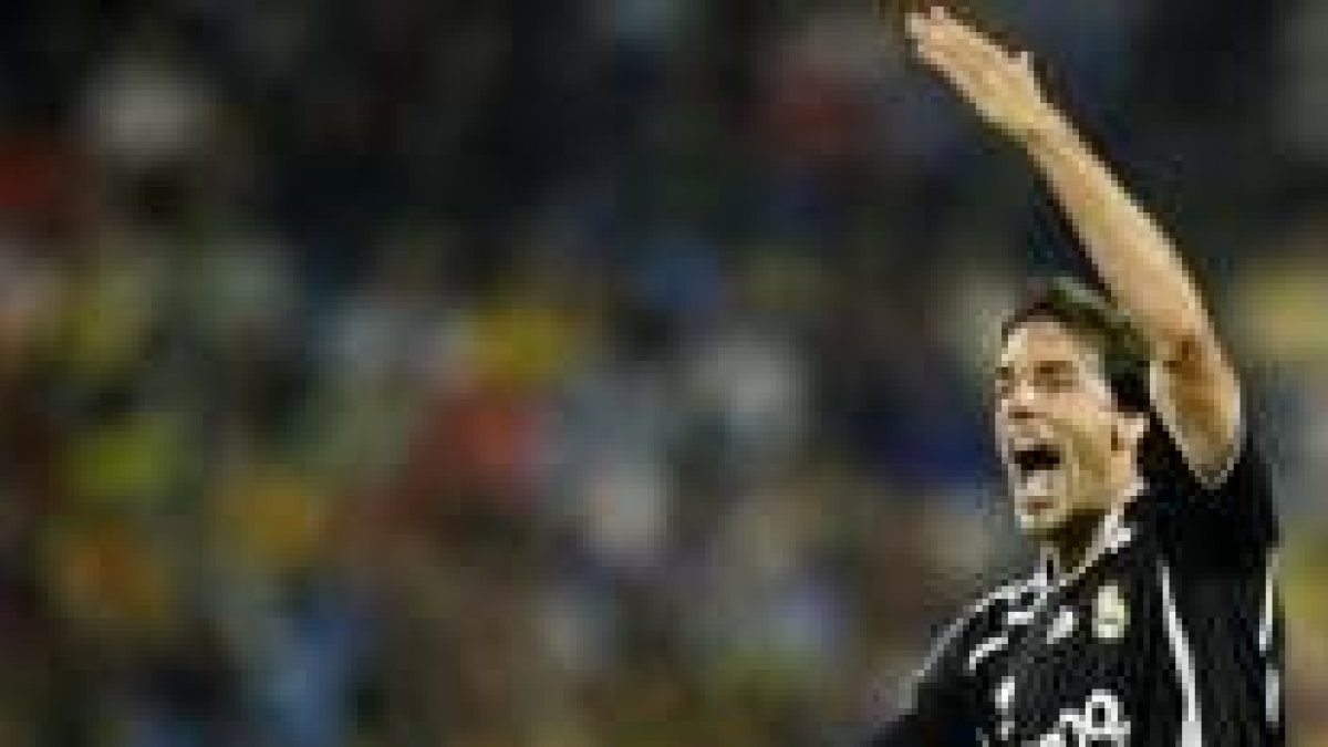 Van Nistelrooy otorgó media liga al Madrid con sus dos goles logrados ayer en La Romareda