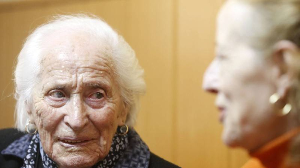 Áurea Álvarez, natural de La Majúa (León), cumple 106 años. Junto a ella, su nieta Rosa