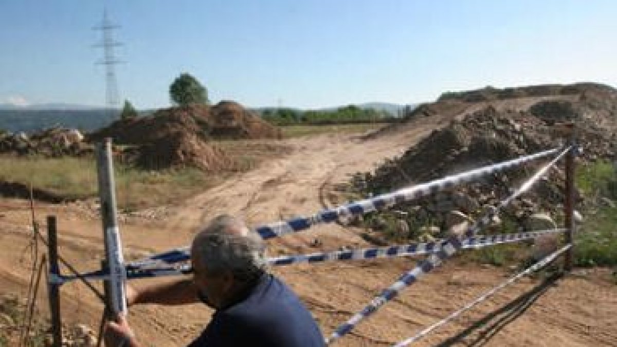 El gerente de Contenedores del Bierzo, ayer ante el precintado de la escombrera.