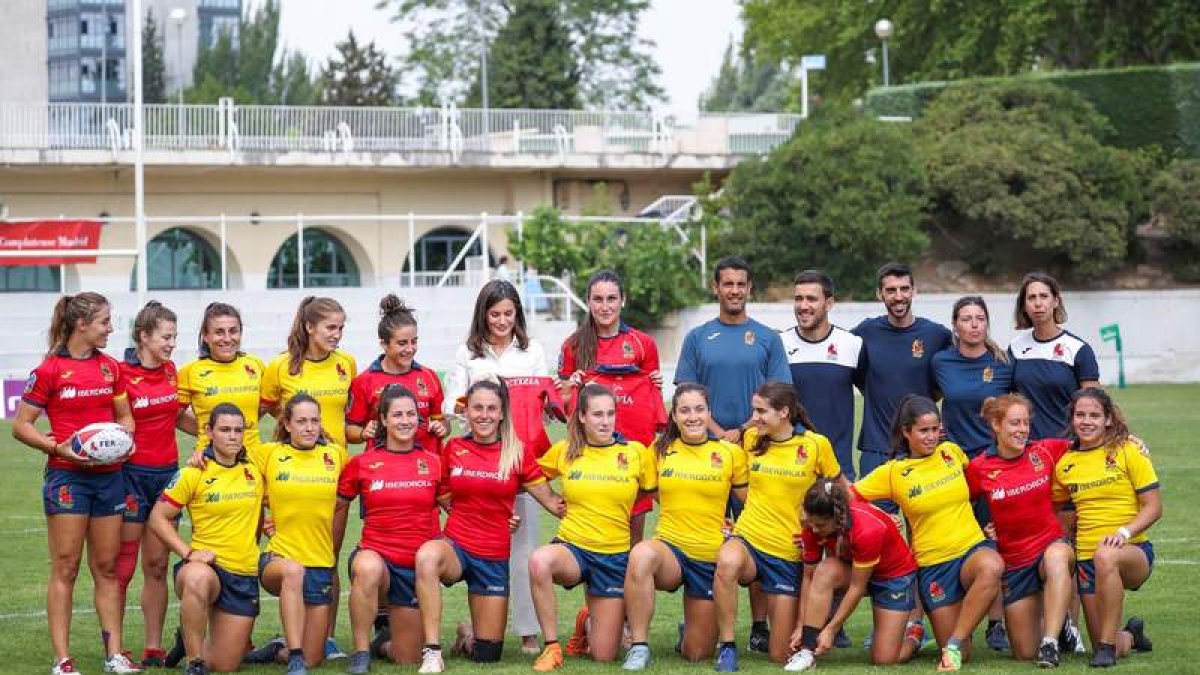 La leonesa María Casado, tercera por la izquierda, con la reina. EFE