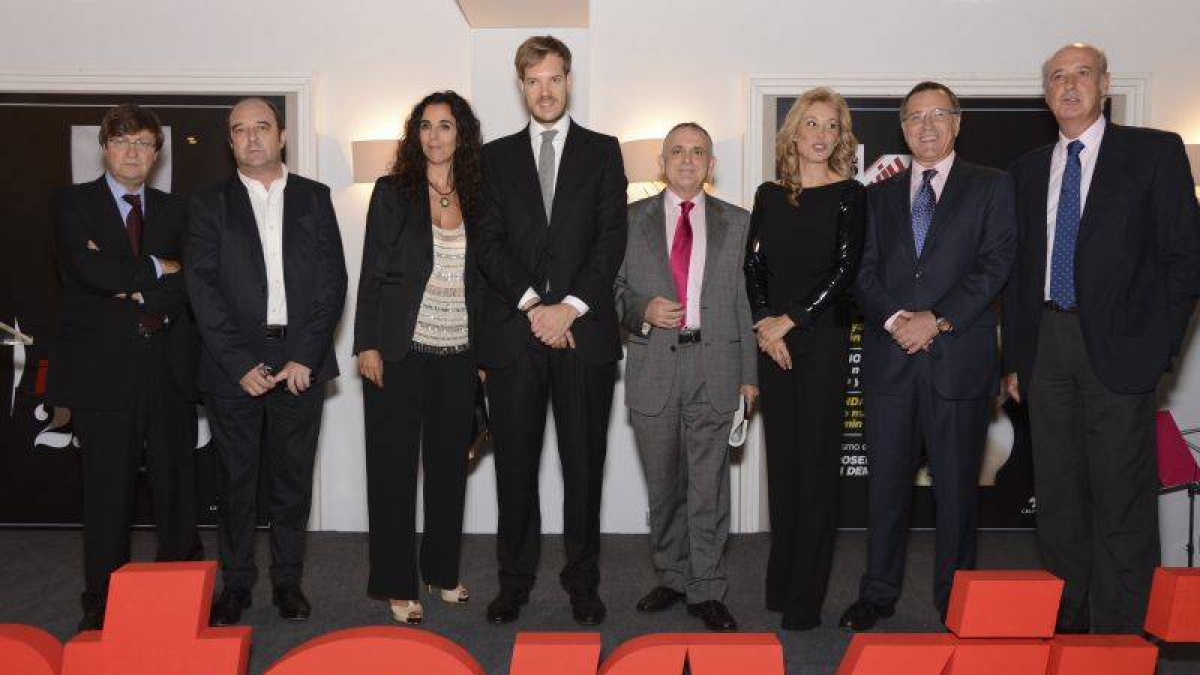Antonio Asensio Mosbah y su esposa, Irene Salazar, junto a los últimos cinco directores de la revista y Miguel Ángel Liso, en el extremo izquierdo.