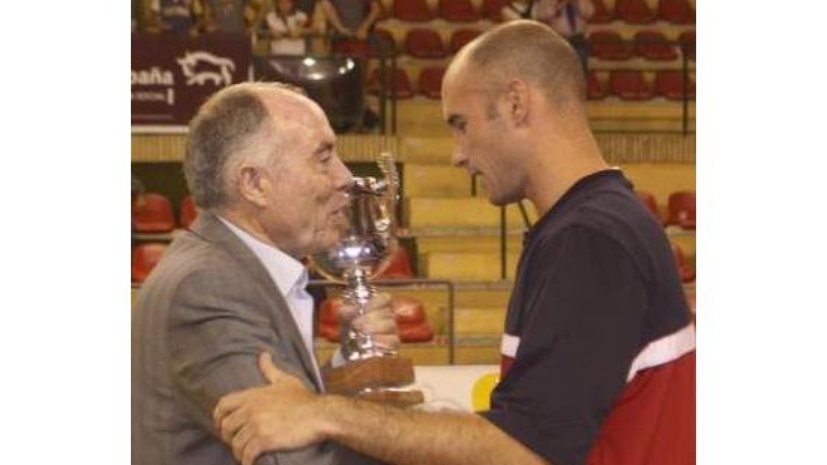 Juanjo Bernabé recoge el trofeo de subcampeón de la Copa.