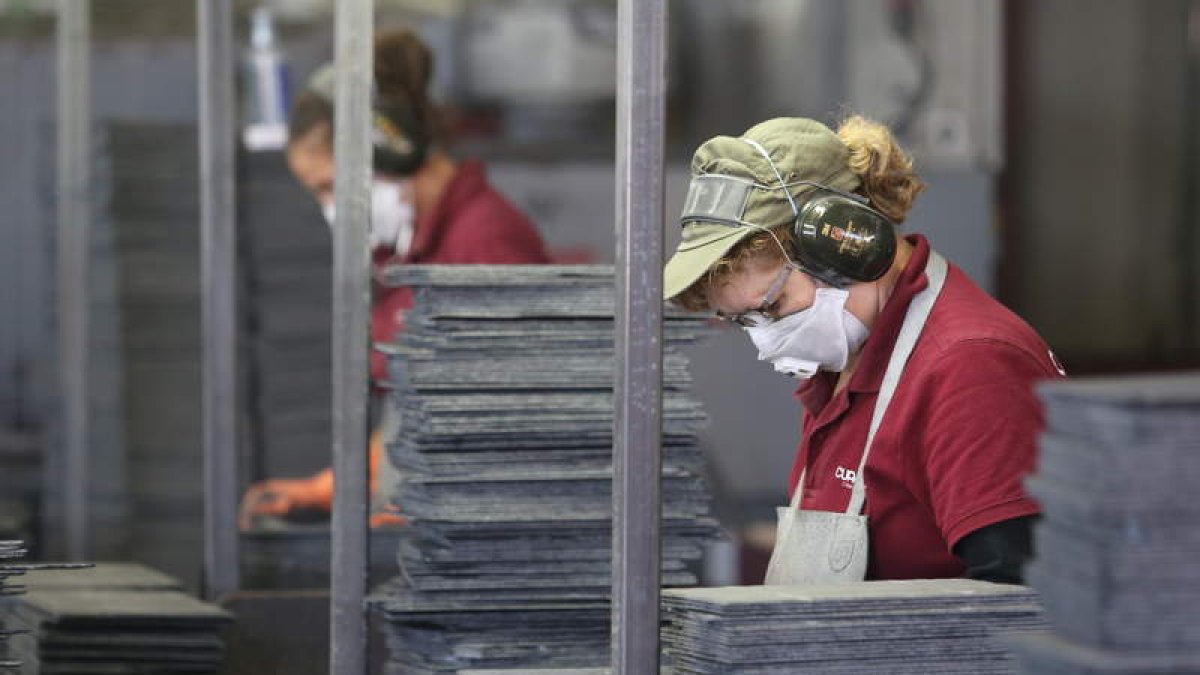 Dos trabajadoras de una pizarrera, en imagen de archivo. L. DE LA MATA