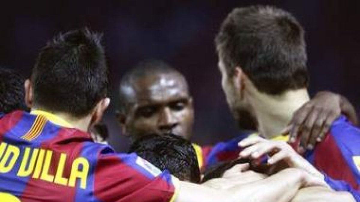 Abidal, en el centro, recibe el apoyo de sus compañeros.