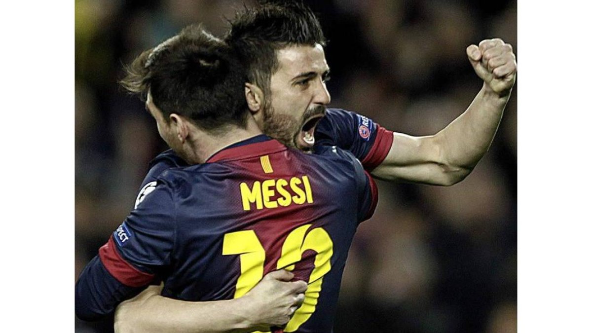 Messi celebra con Villa el primero de sus goles; el tercero lo marcó el asturiano.