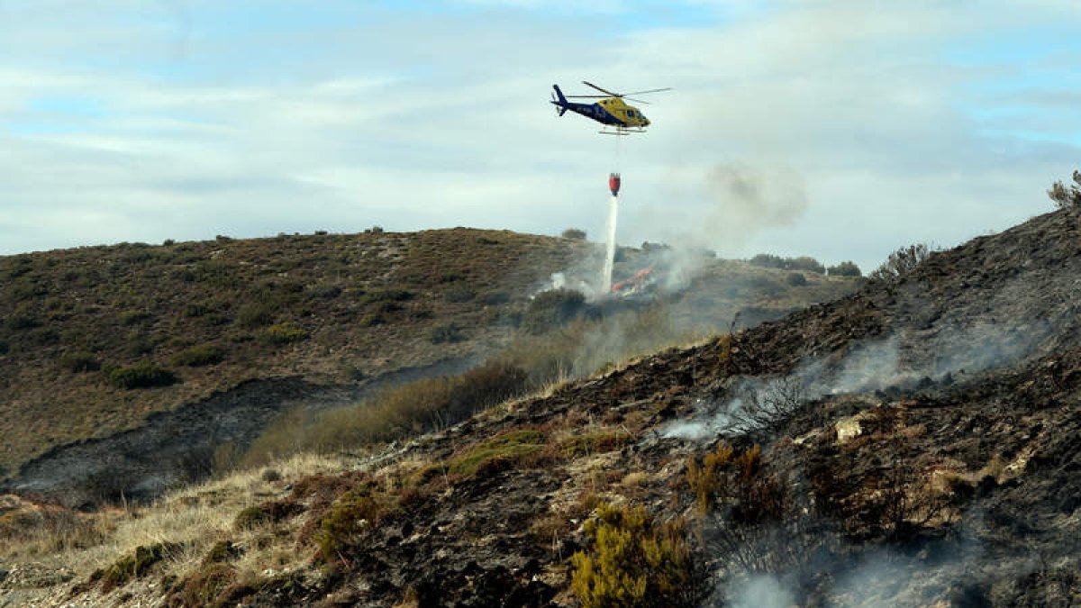 El helicóptero de la Junta, interviniendo el martes en el incendio de El Acebo. ANA F. BARREDO