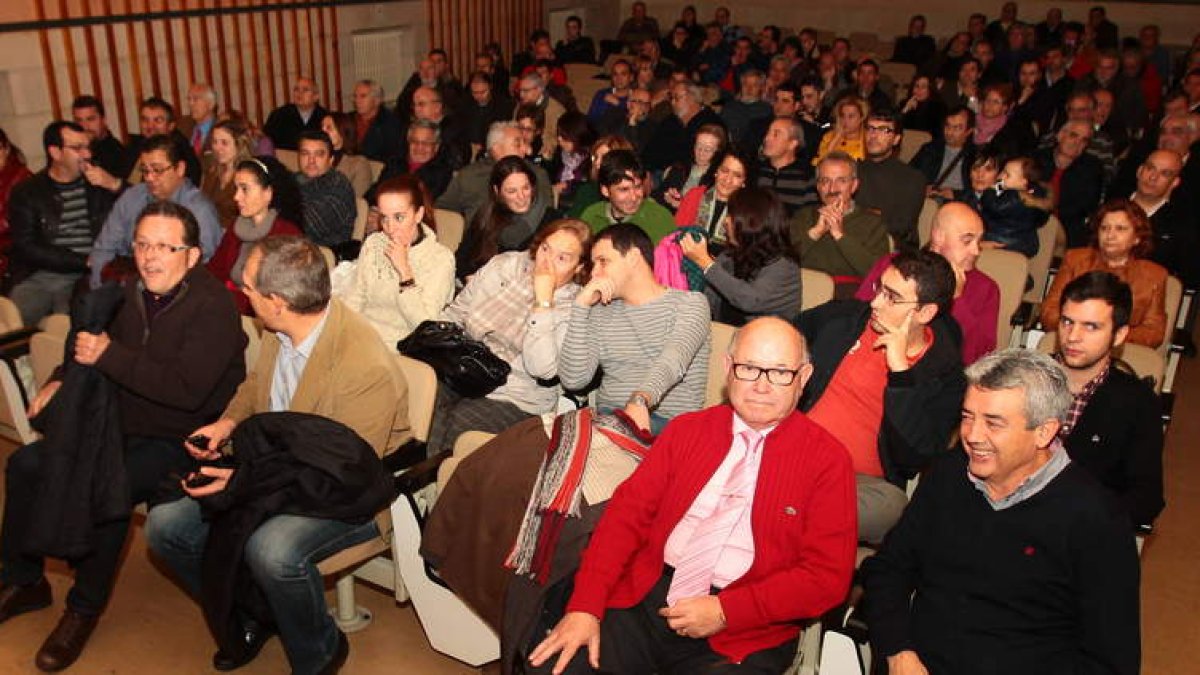 Vista parcial de los asistentes a la asamblea convocada por los críticos del PSOE en León.