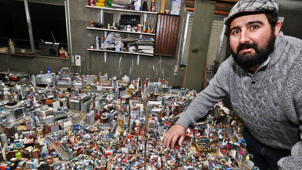 Sebastián Román, con parte de su gran maqueta elaborada a base de componentes informáticos y de electrodomésticos.