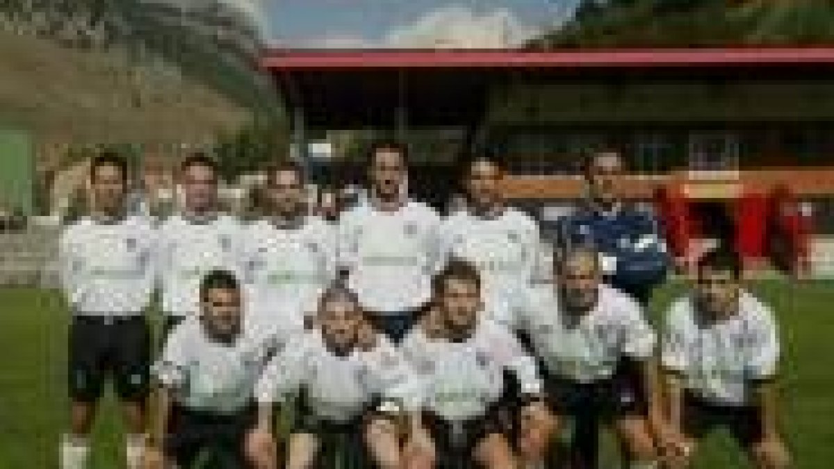 Formación de la alineación titular de la Hullera ayer frente al Titánico