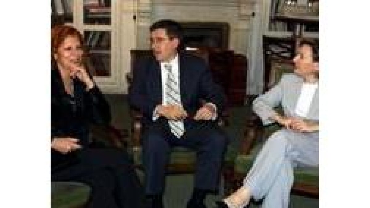 Paco Fernández charla con Carmen Alborch y Amparo Valcarce