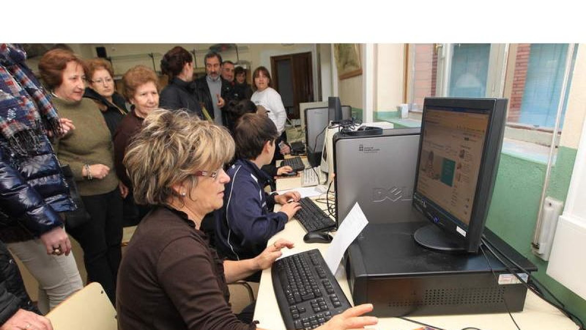 El aula de informática del colegio se convierte diariamente en un hervidero de vecinos que no tienen Internet en sus casas.
