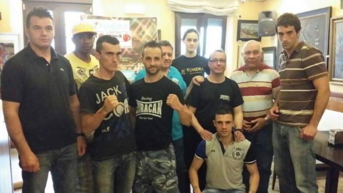 Saúl Tejada, en el centro, ha vuelto a ganar en el ring.