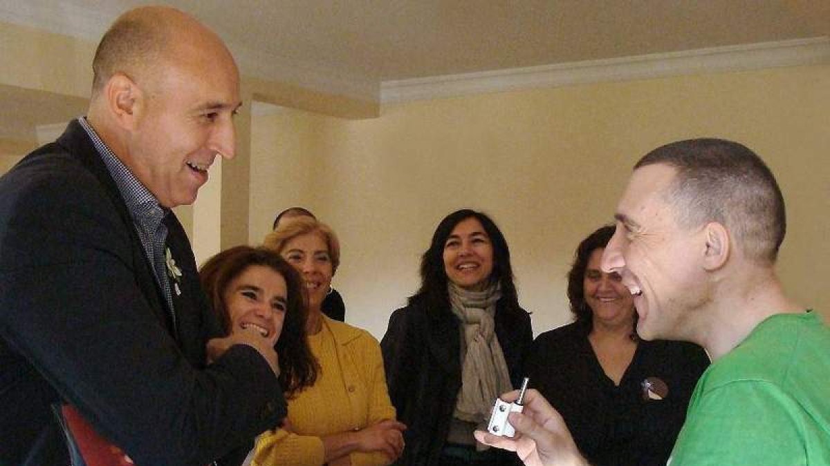 Diez charla con uno de los integrantes de Alfaem.