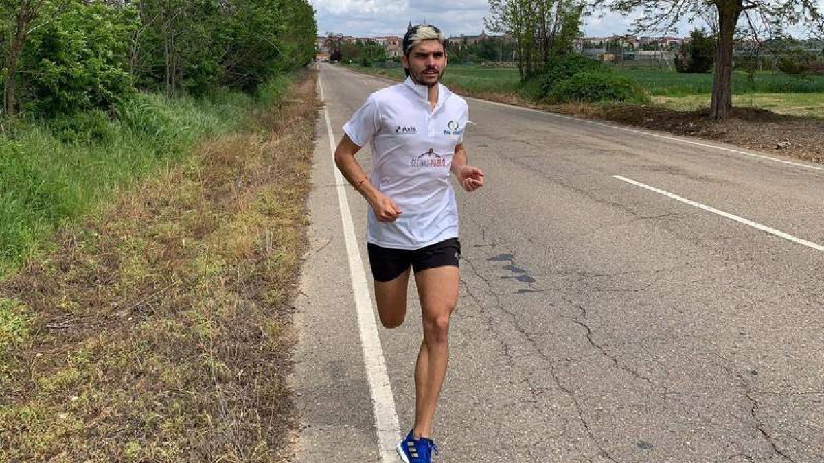 Raúl Celada en pleno entrenamiento en su casa de Astorga.