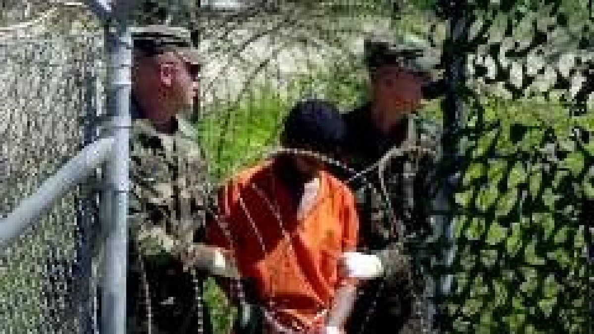 Los presos de la base cubana están continuamente custodiados