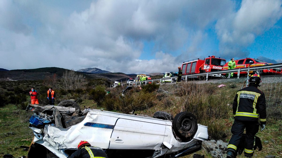 El coche volcado tras el accidente en Carrocera. BOMBEROS DE LEÓN