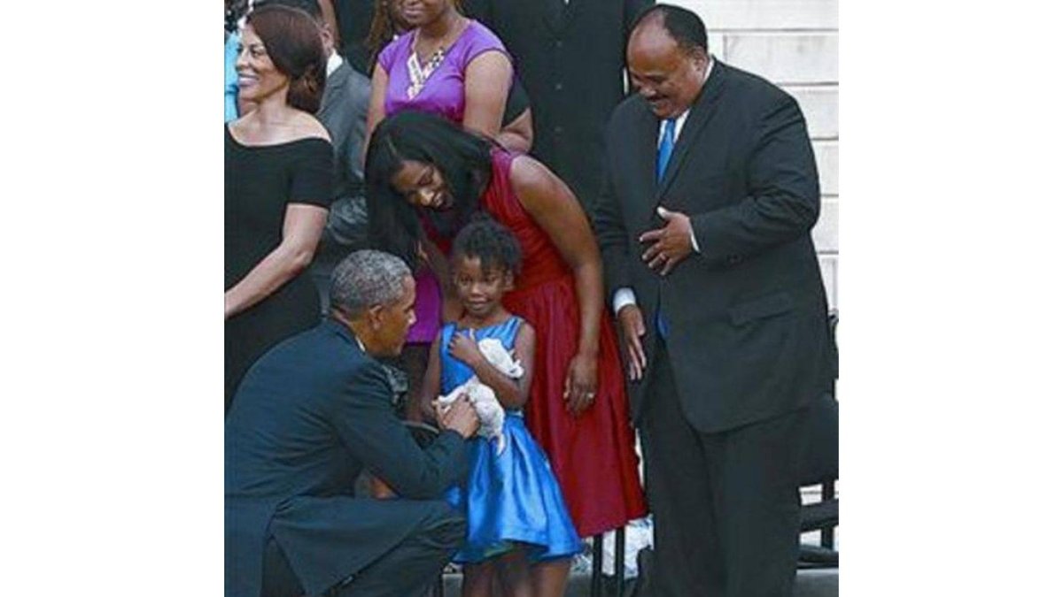 Obama saluda a Yolanda Renne King, nieta de Luther King.