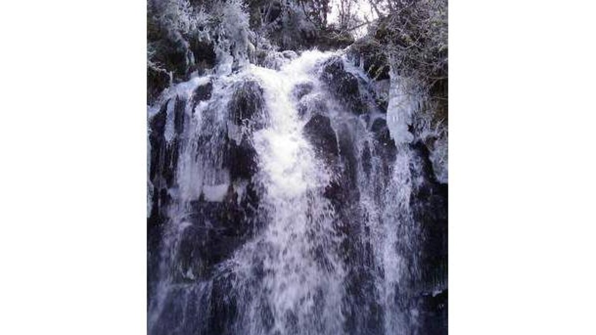 Cascada de La Fervencia y la famosa Cruz de Ferro de Foncebadón.