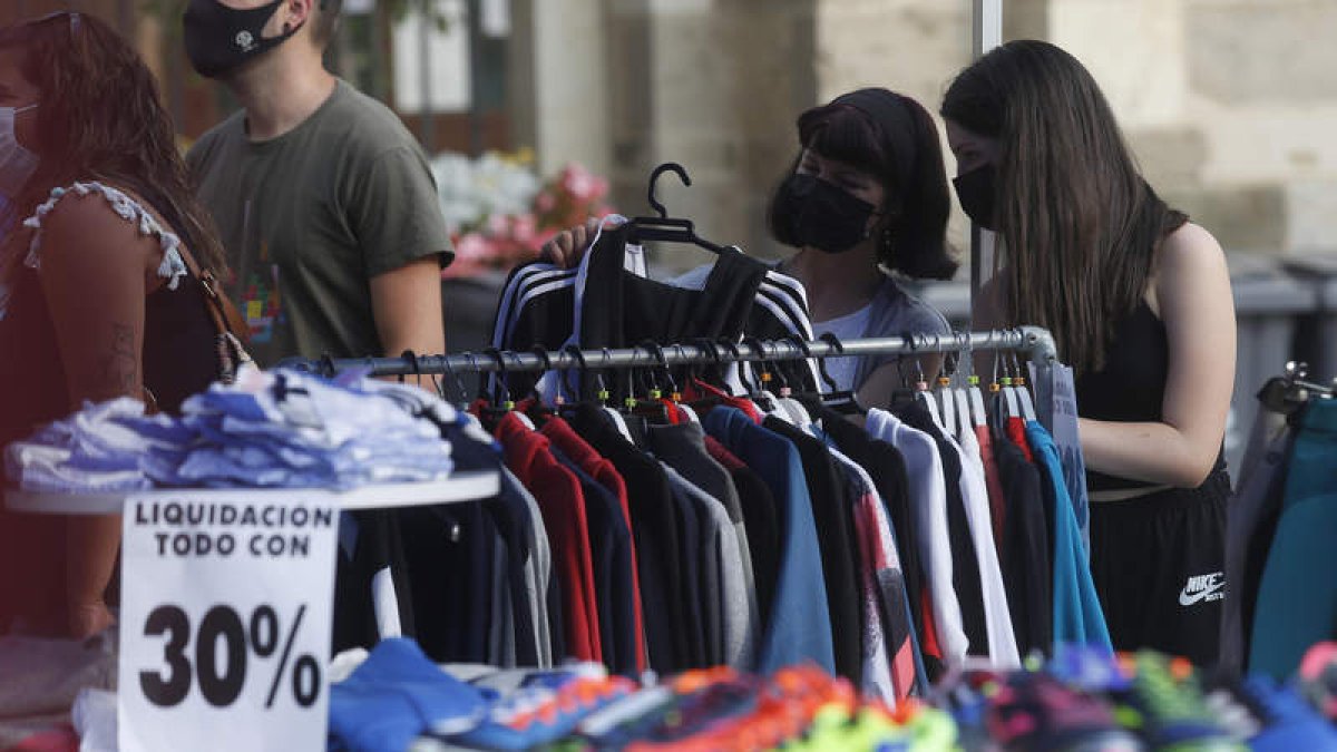 La feria contó ayer con una buena afluencia de público en busca de la mejor oferta. FERNANDO OTERO